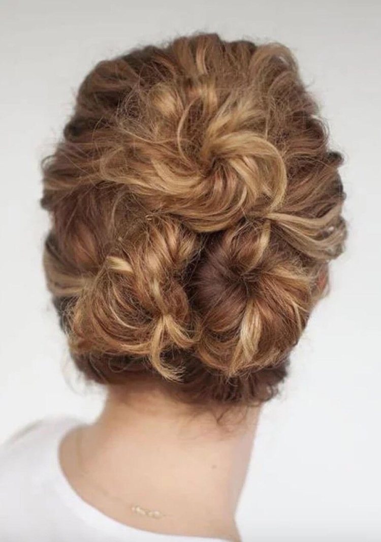 Прическа пучок на кудрявые волосы