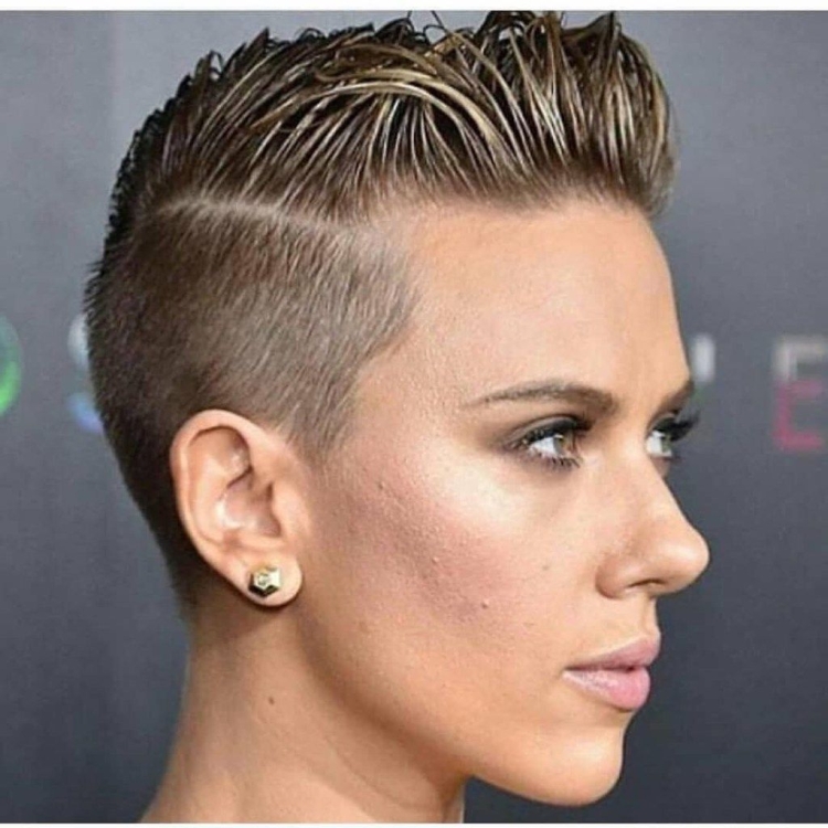 Женская стрижка Ежик с челкой