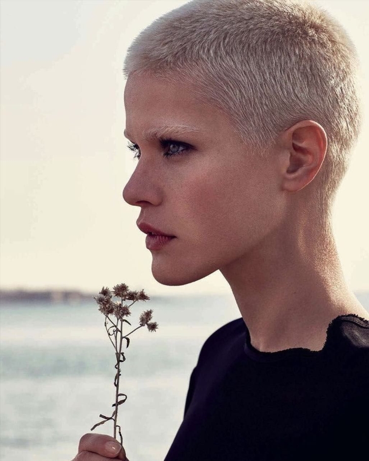 Дженнифер Энистон лысая