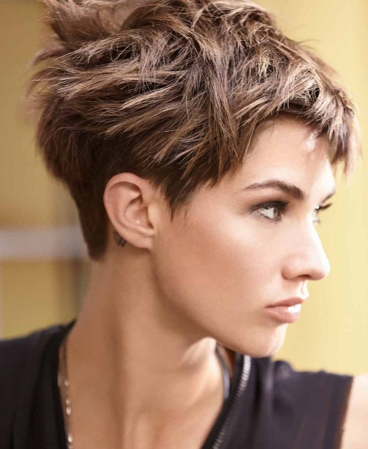 Стильные женские стрижки под машинку