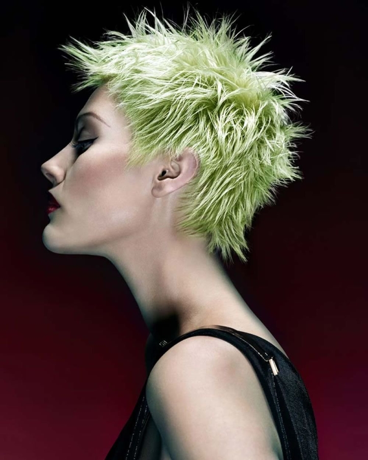 Женская стрижка бритвой очень короткая