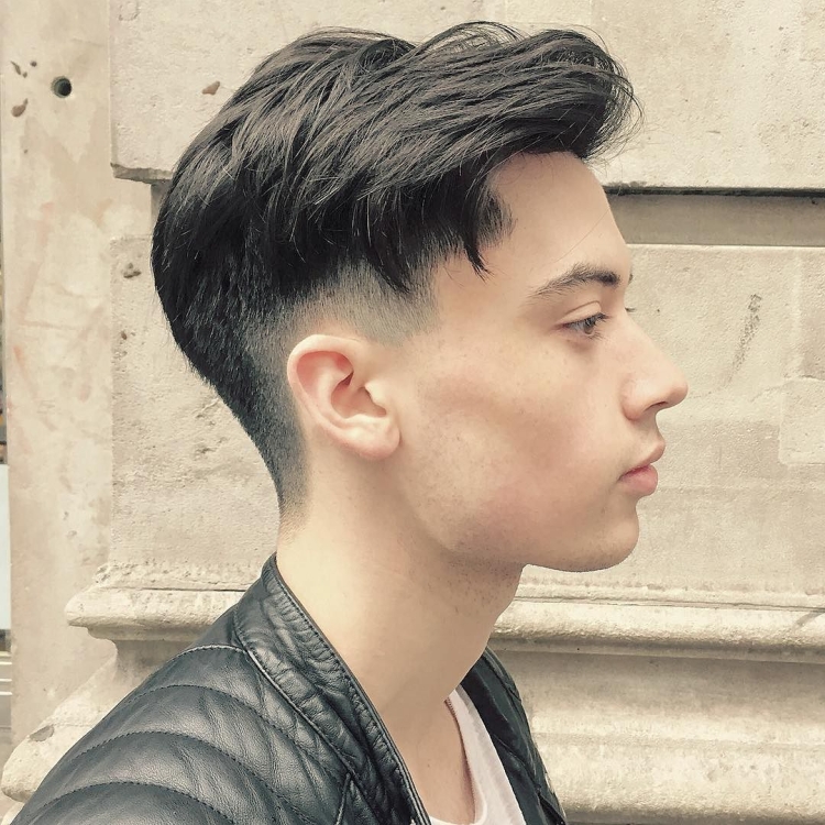 Мужская стрижка с длинной челкой и выбритыми висками