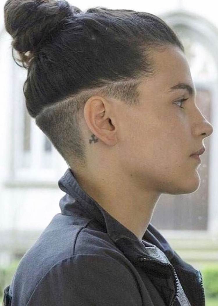 Прическа с выстриженными боками