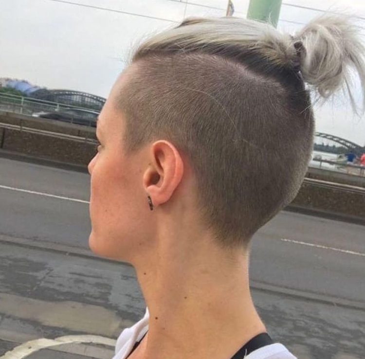 Причёска с выбритыми висками и затылком