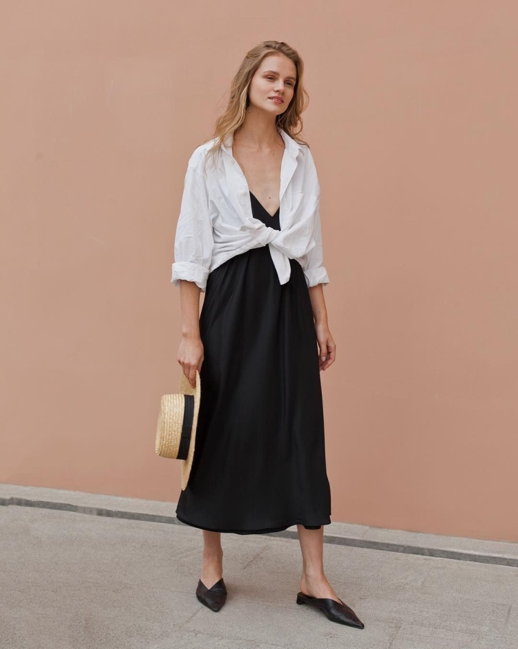 Белое атласное платье