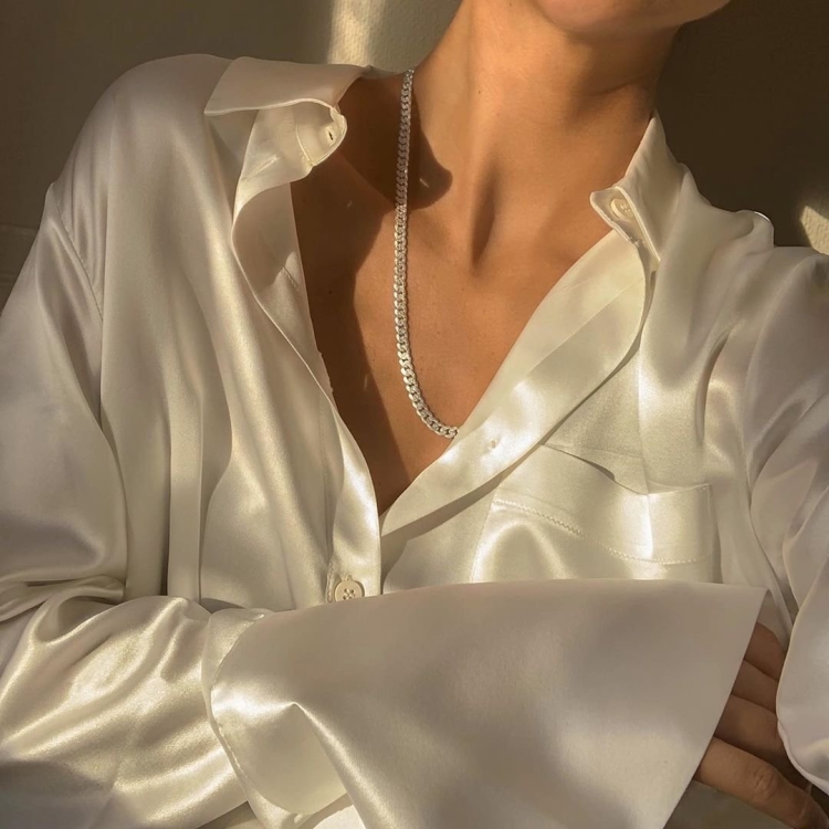 Девушка в белой рубашке