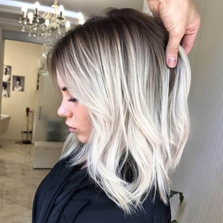 Холодный блонда с тёмными корнями