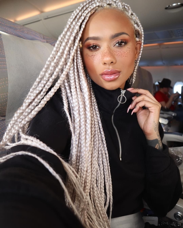 Рита Ора афрокосы