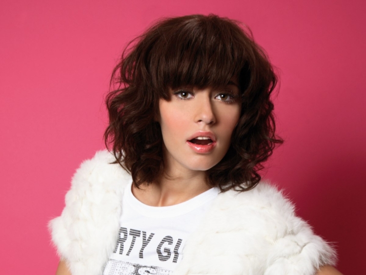 Стрижки на волнистые волосы с челкой