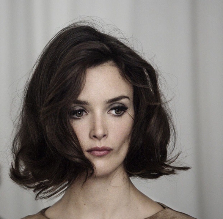 Шарлотта Ле Бон с короткими волосами