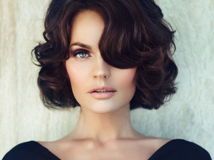 Стрижка каре на пышные волосы