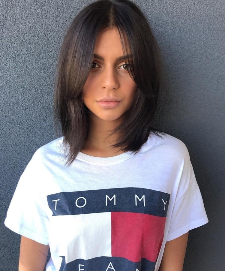 Стрижка по плечи с челкой