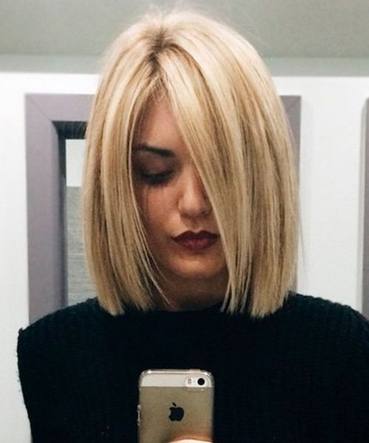 Девушка блондинка с удлиненным каре