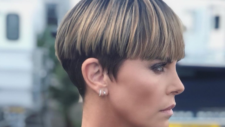 Шарлиз Терон стрижка шапочка