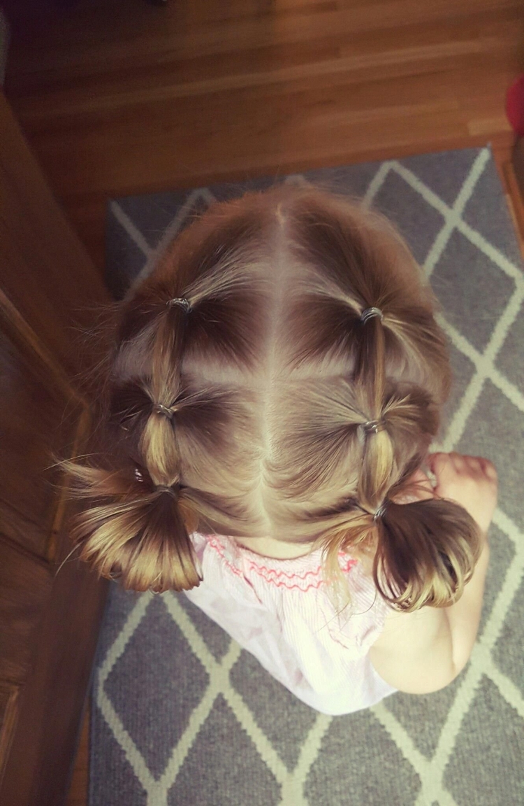 Прически маленьким девочкам с резинками