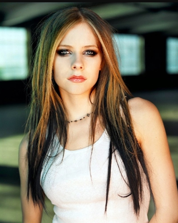 Аврил Лавин с темными волосами