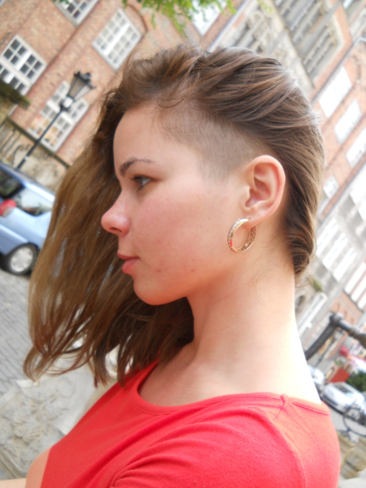 Бритые виски у девушек