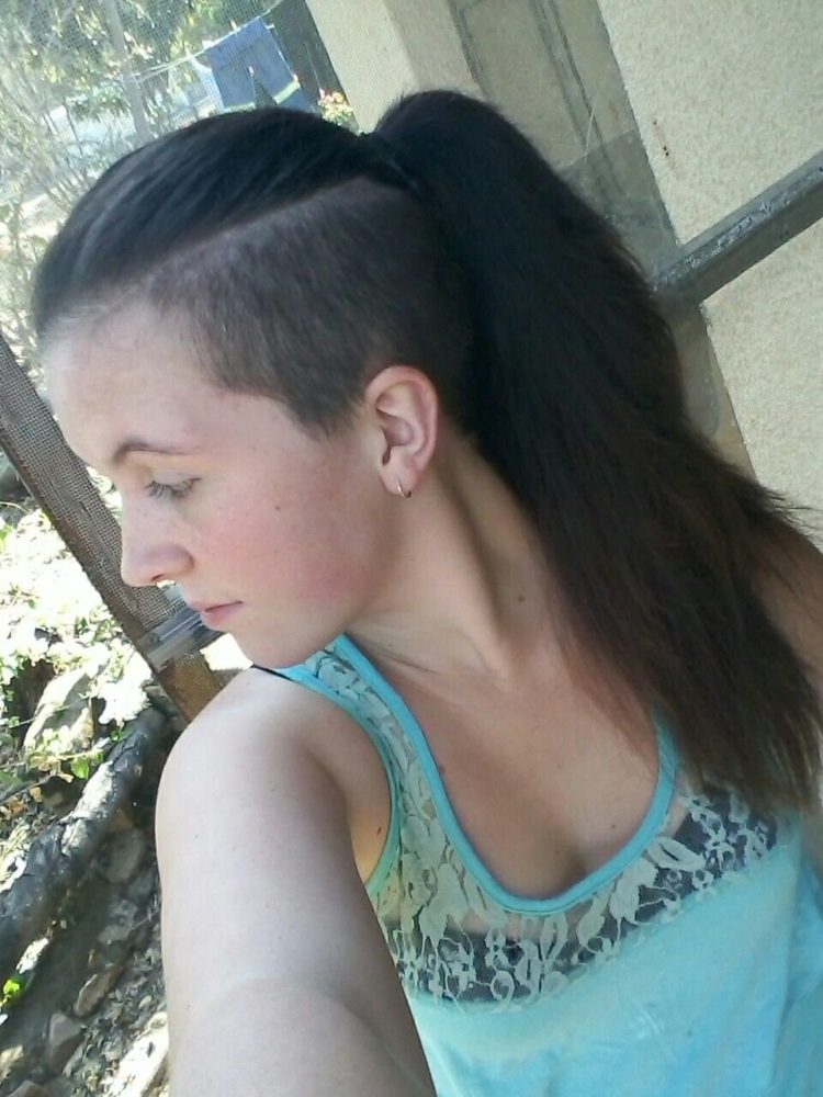 Женские стрижки с хвостом и выбритыми висками