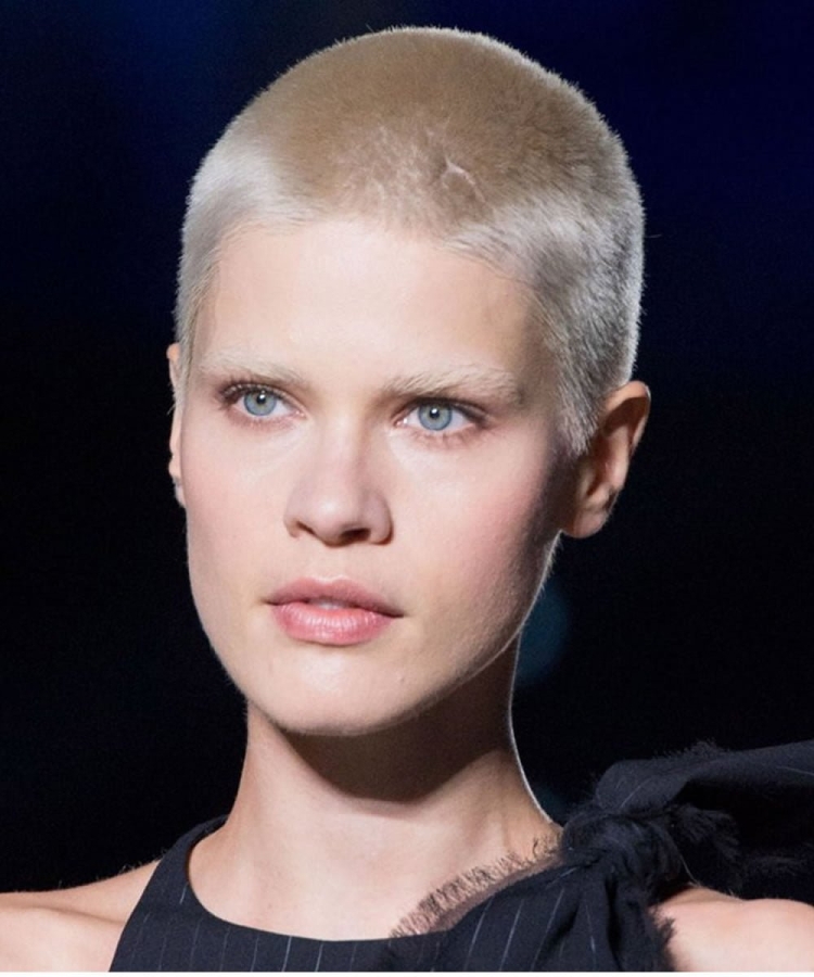 Натали Портман со стрижкой Ежик