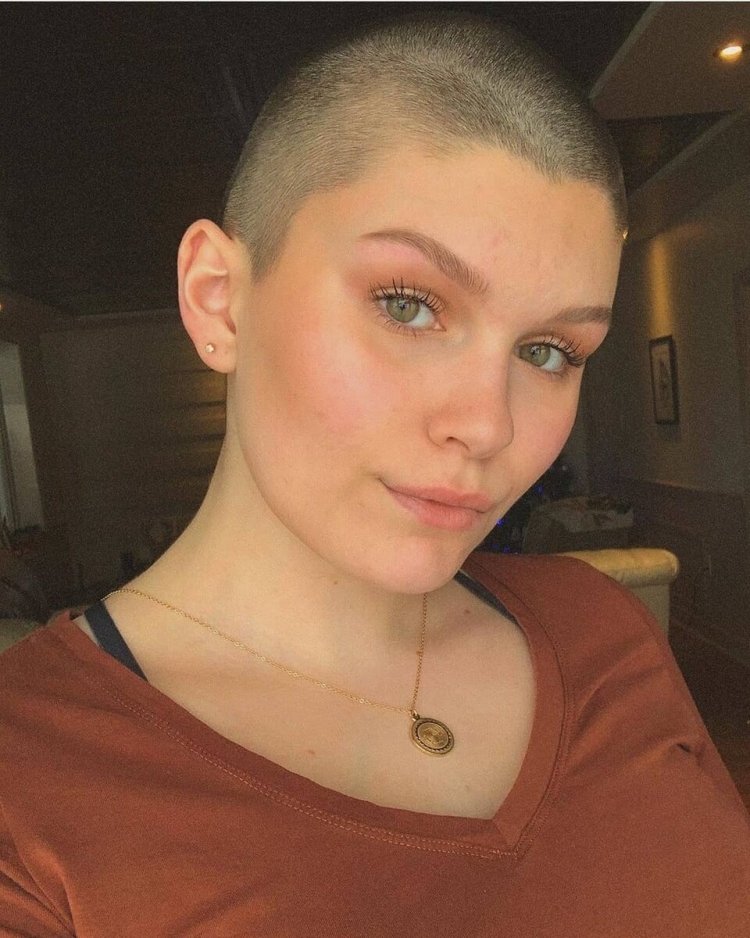 Стрижка под ежика женская