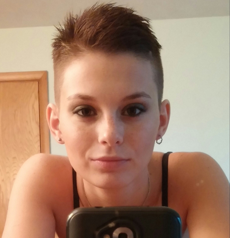 Селфи девушек с короткой стрижкой