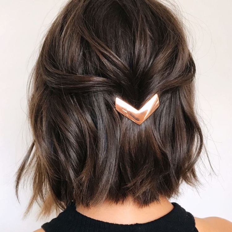 Прически на каре с заколками