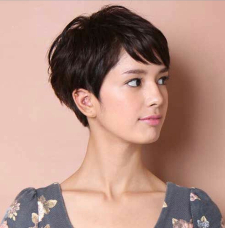 Женщина с короткой стрижкой по пояс