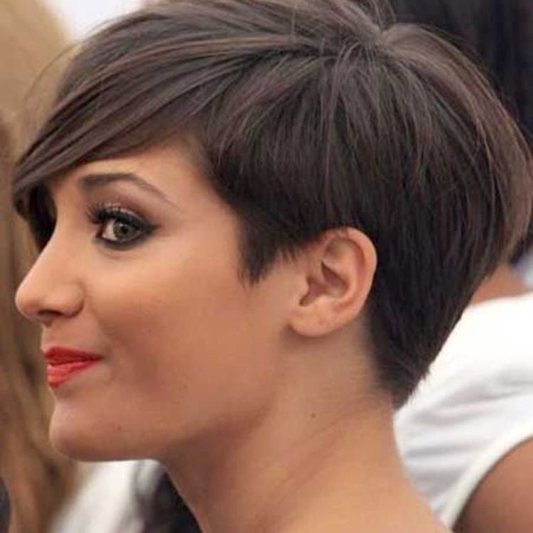 Короткие стильные женские стрижки для длинного носа