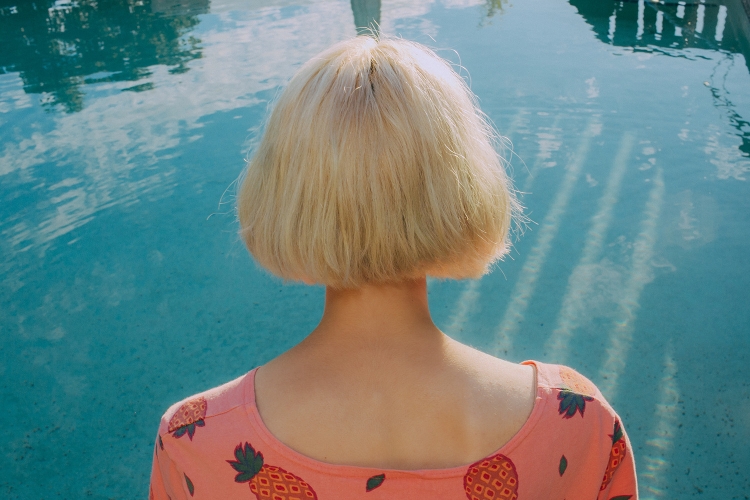 Блондинка с каре со спины