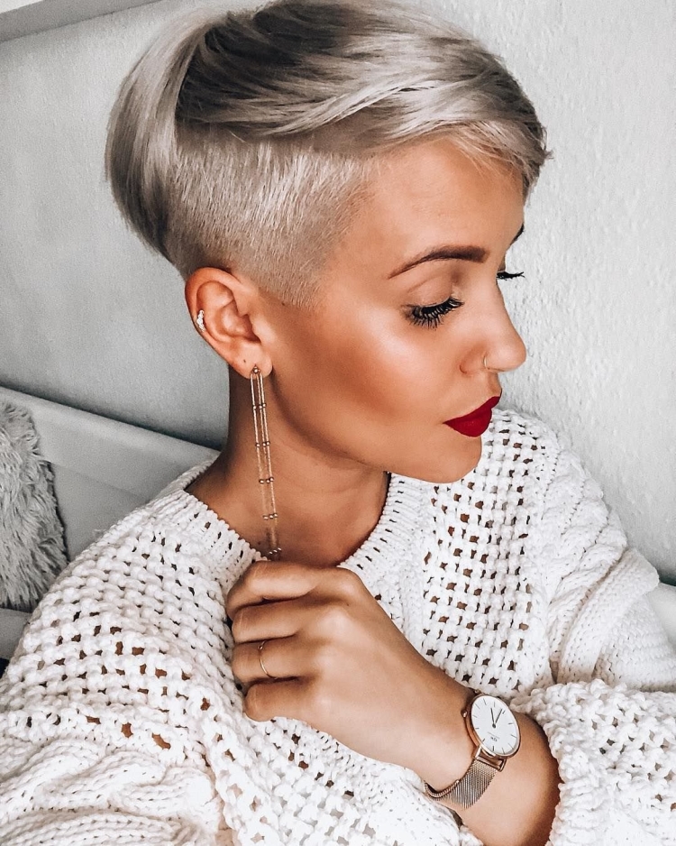 Стильные короткие стрижки для женщин с выбритыми висками