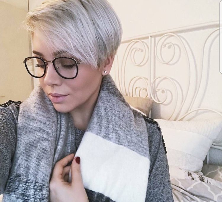 Бизнесвумен с короткой стрижкой