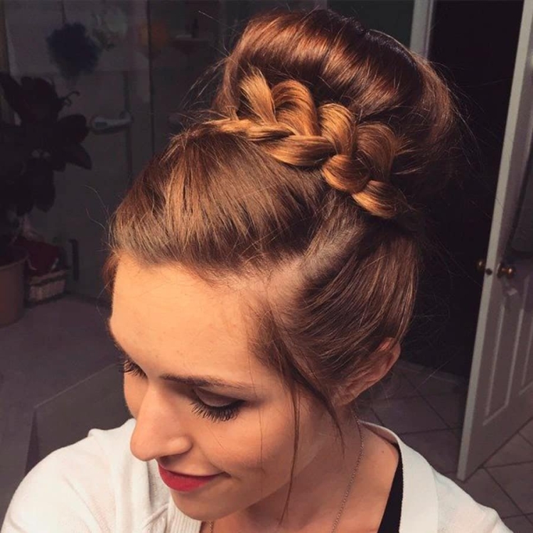 Высокий пучок с косой