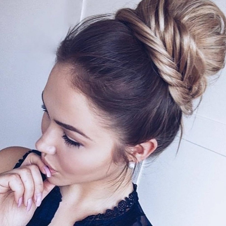 Прическа шишка с косой