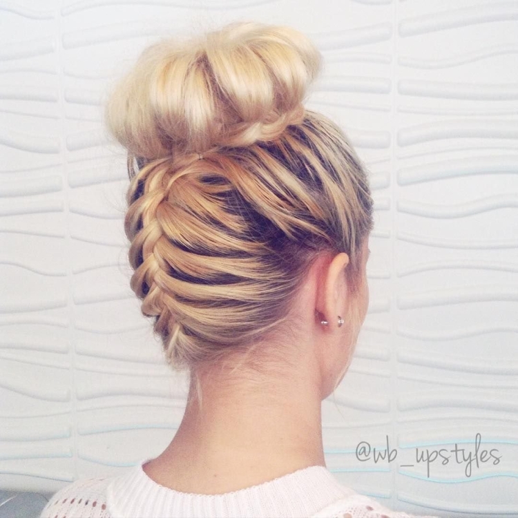 Косичка на затылке с пучком