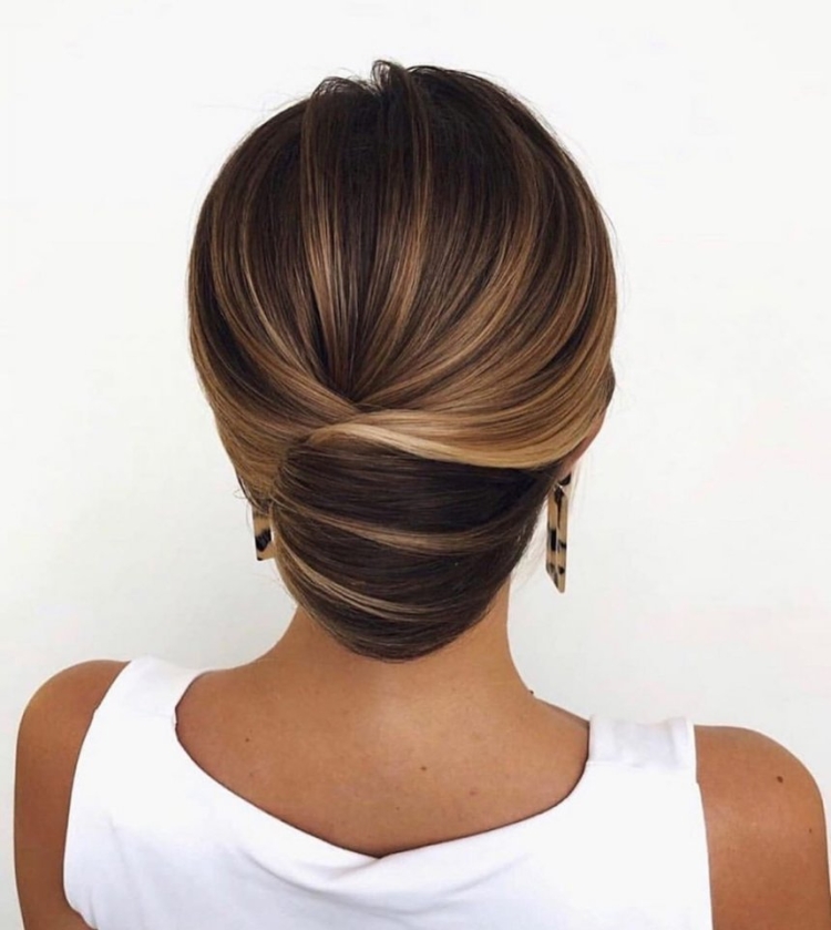 Красивый низкий пучок