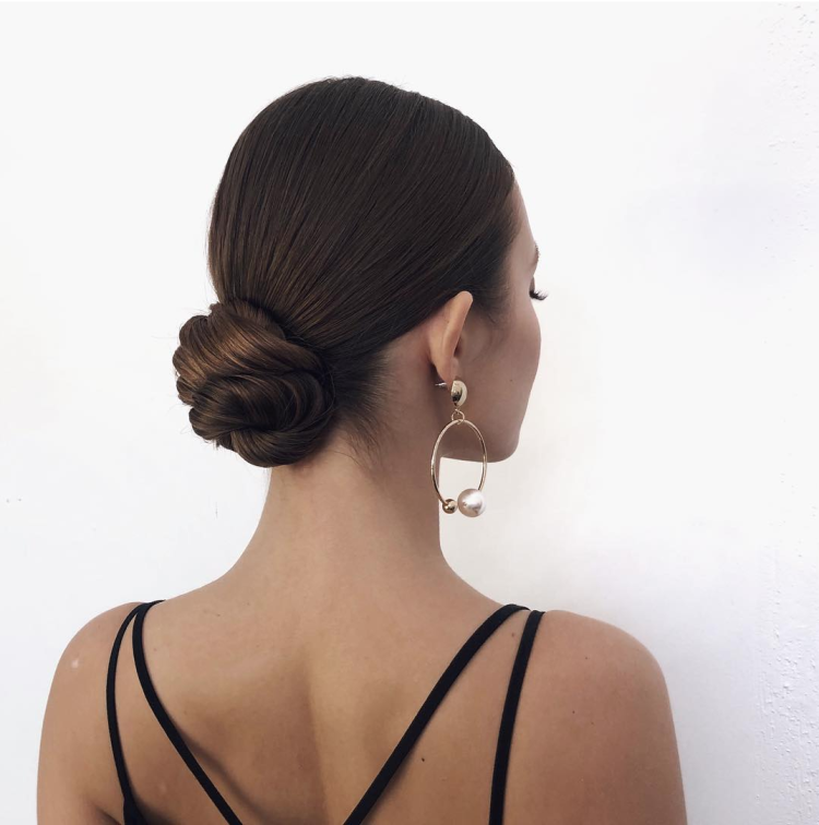 Прическа низкий пучок