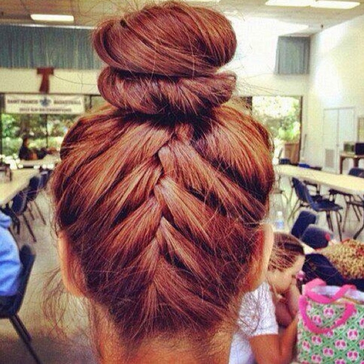 Колосок на затылке с пучком