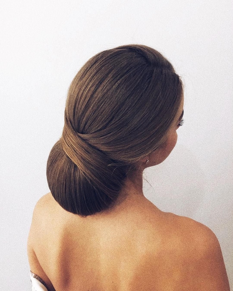 Высокий гладкий пучок на длинные волосы