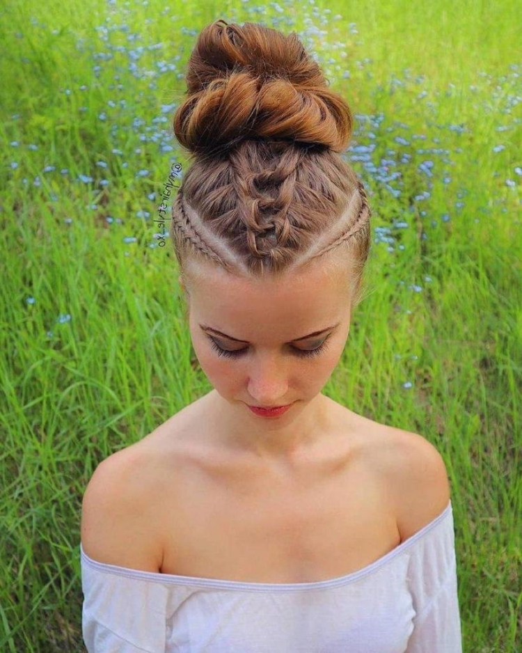 Пучок с косичкой