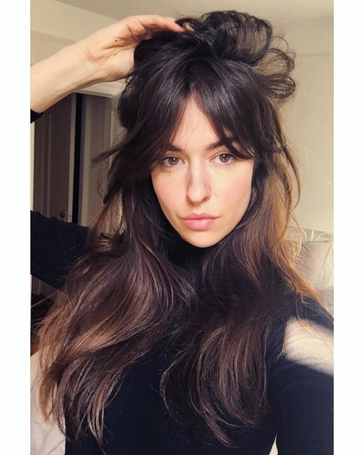 Стильная челка для длинных волос