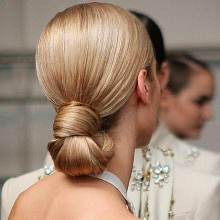 Прическа низкий пучок блондинка ФАС
