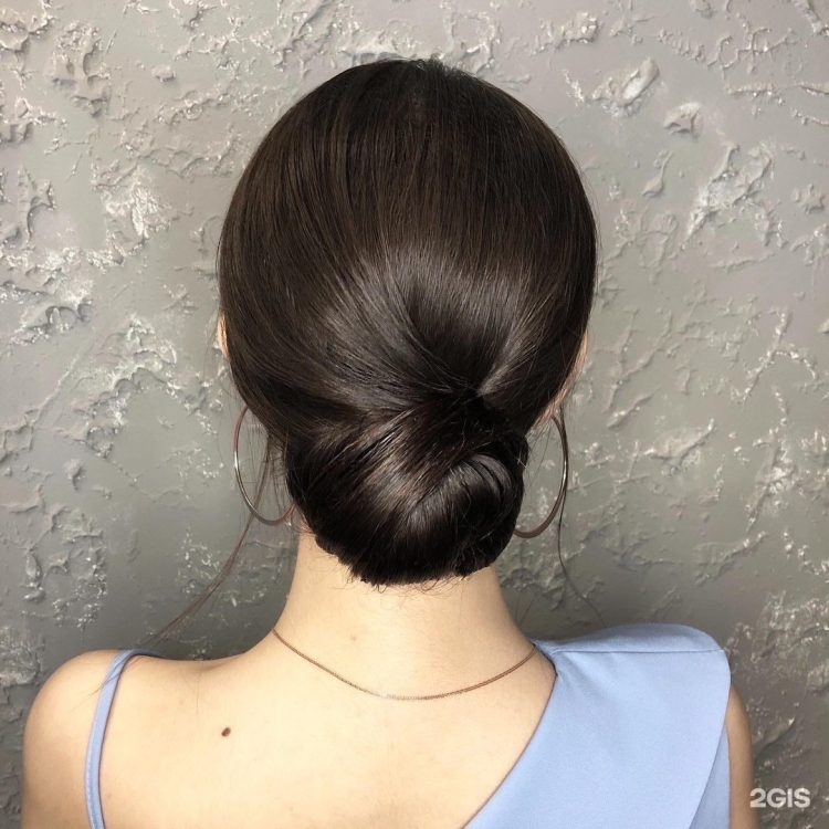 Прическа низкий гладкий пучок