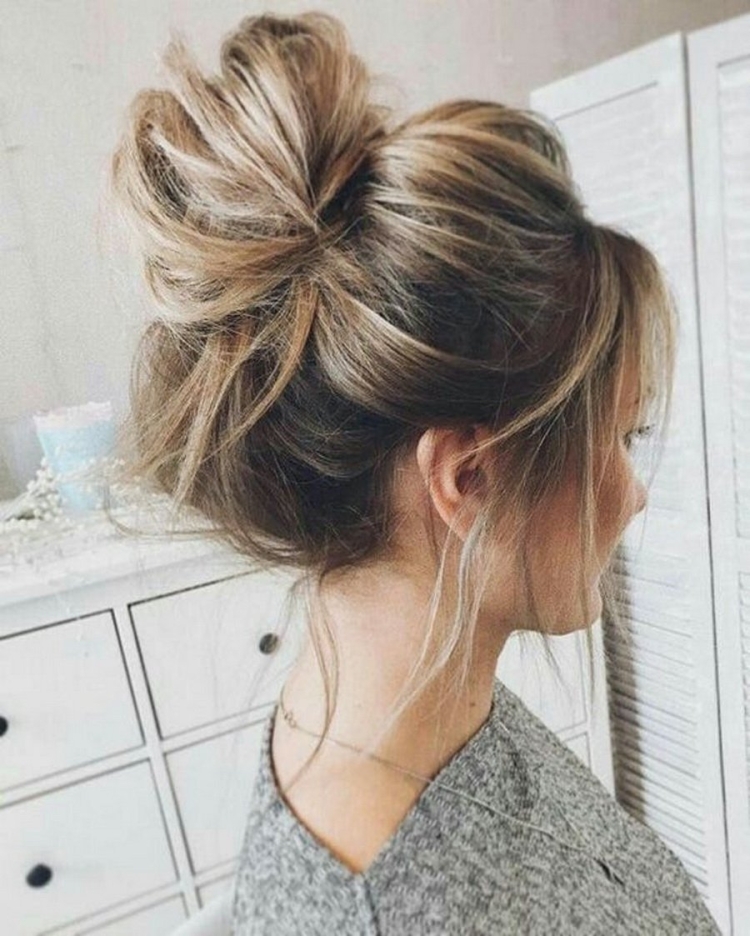 Прическа messy bun
