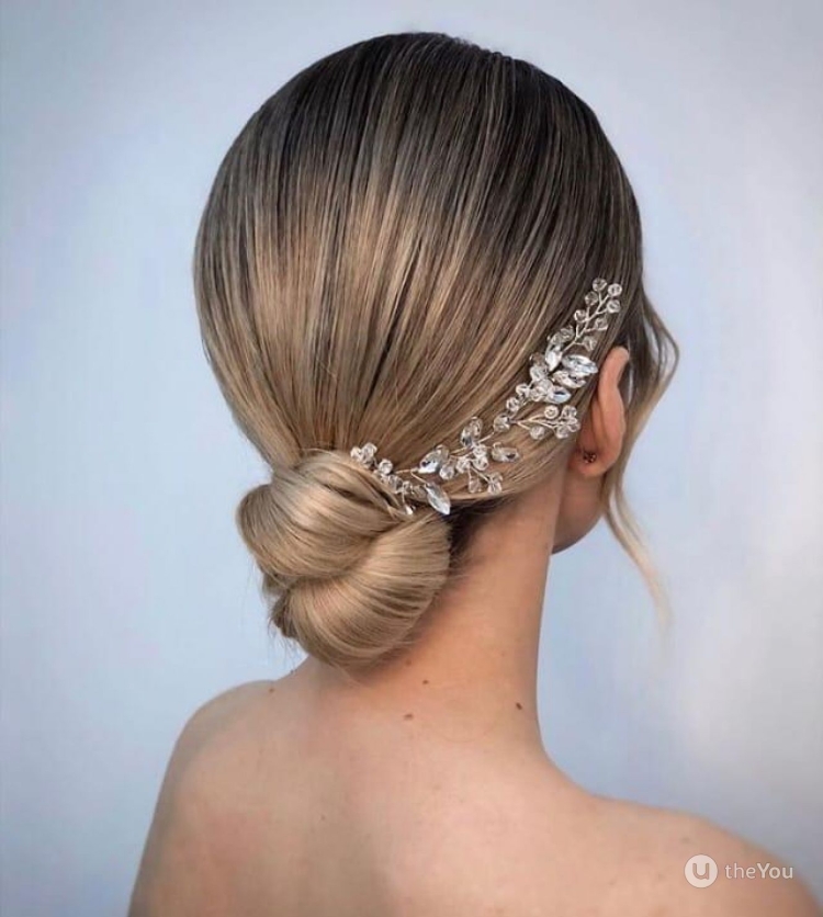 Фешен мода на прически гладкий пучок