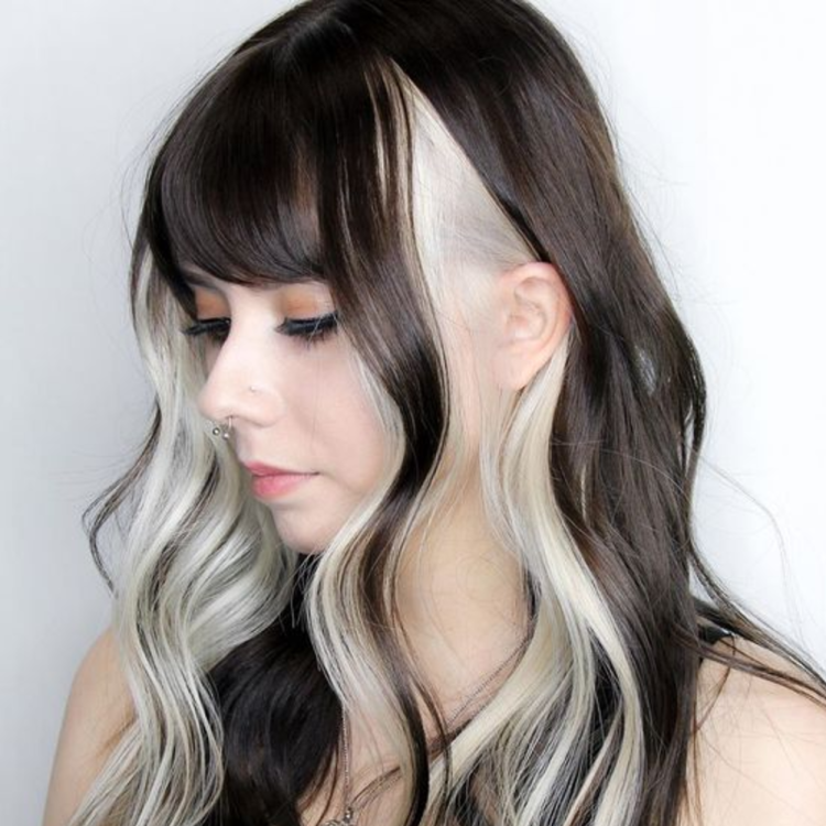 Волосы с белыми прядями