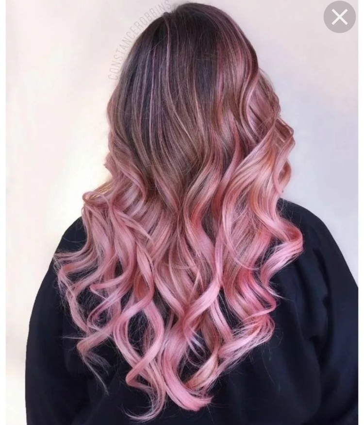 Розовое омбре на волосах