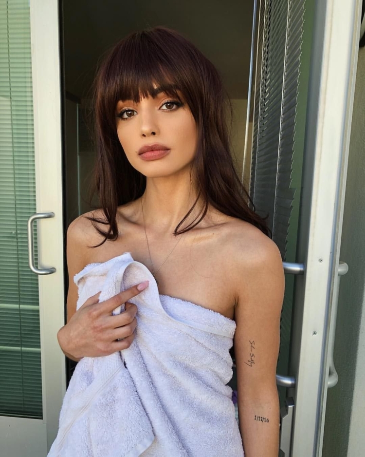 Модель с челкой брюнетка