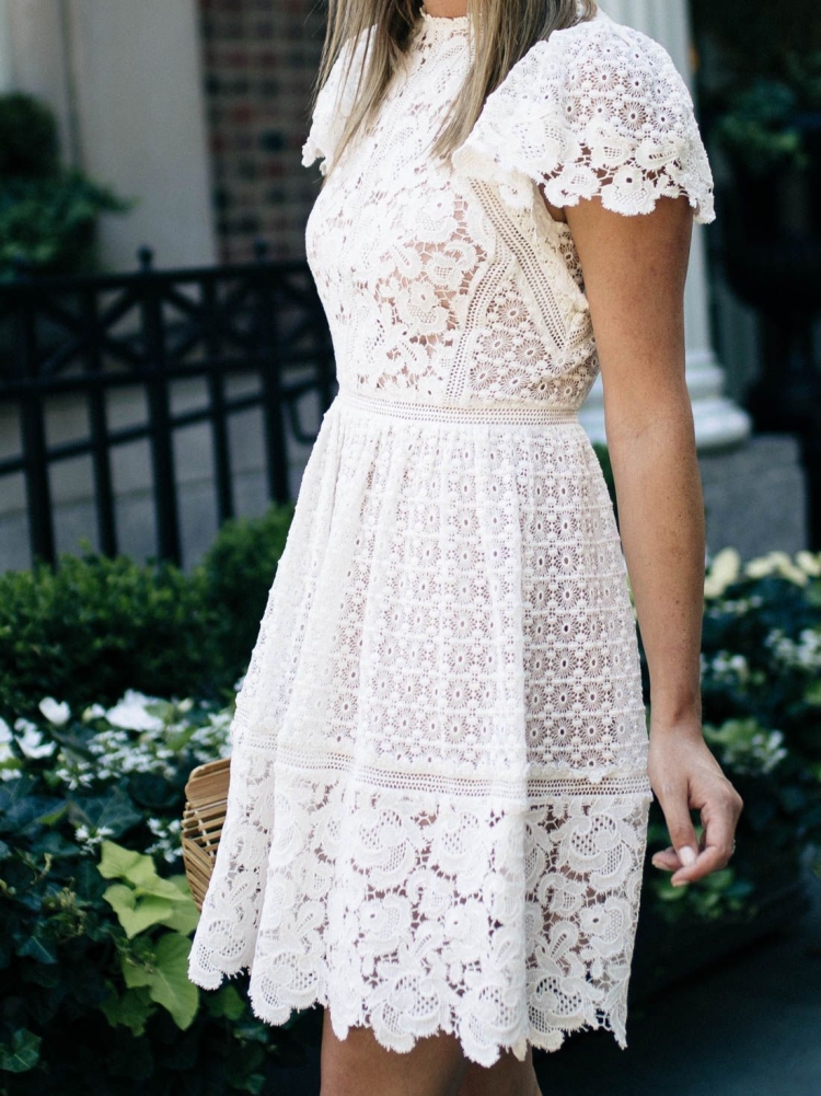 Платье с кружевом белое