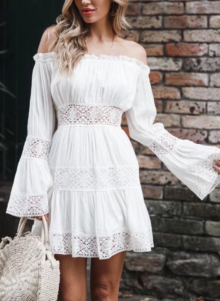Белое летнее платье с кружевом
