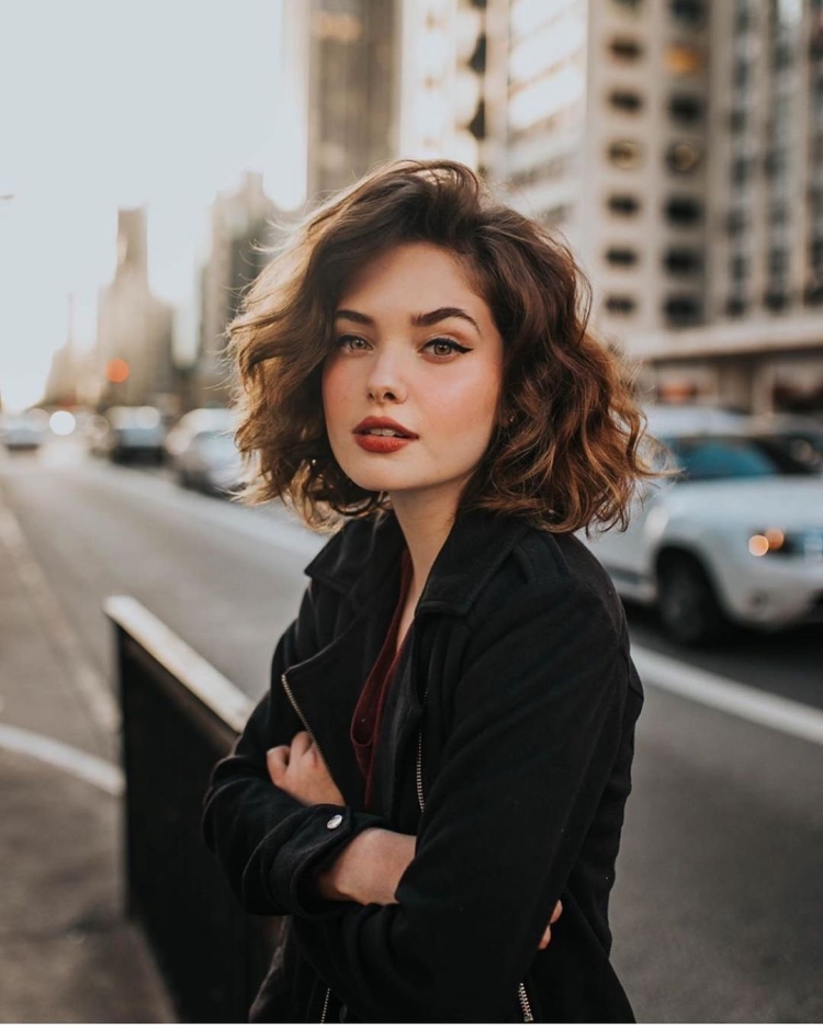 Каре на волнистые волосы